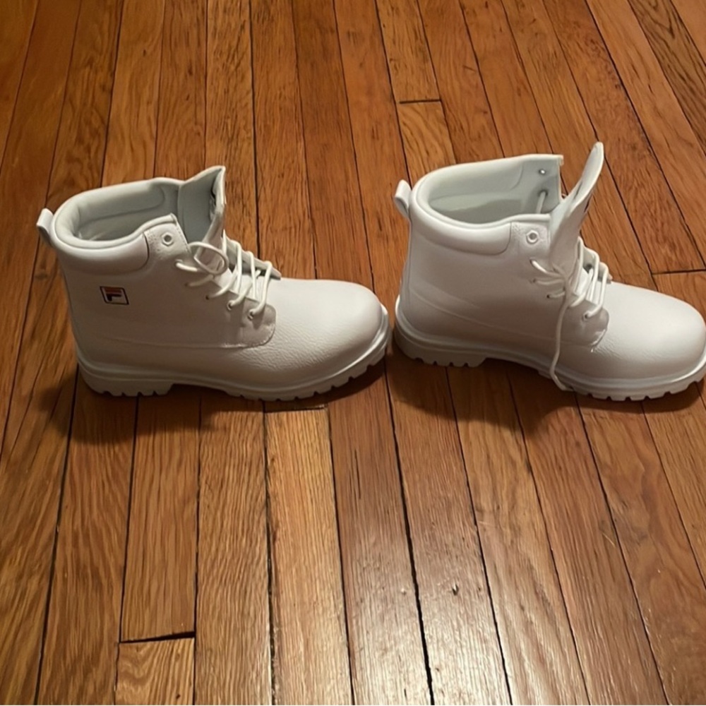 Selling my Fila boots, color white, size 9.5. Like new.